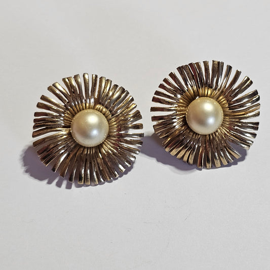 Gold-tone Faux Pearl Starburst Round Flower Earrings Clip-on Vintage