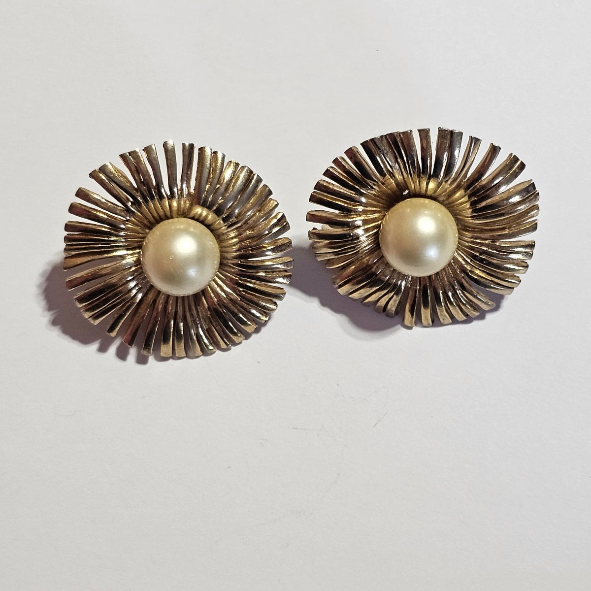 Gold-tone Faux Pearl Starburst Round Flower Earrings Clip-on Vintage