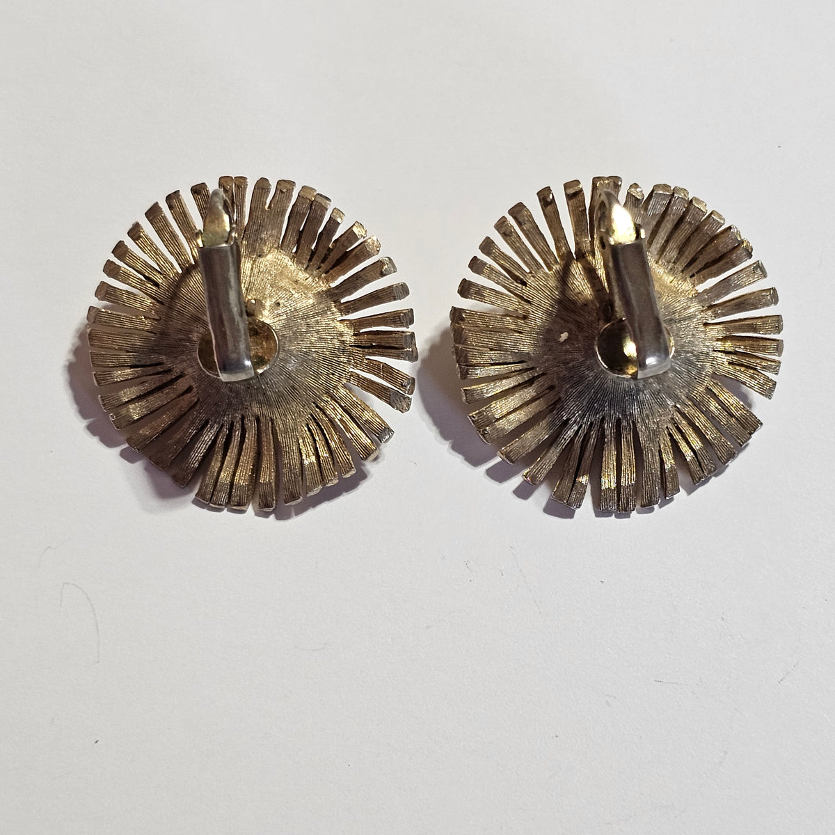 Gold-tone Faux Pearl Starburst Round Flower Earrings Clip-on Vintage