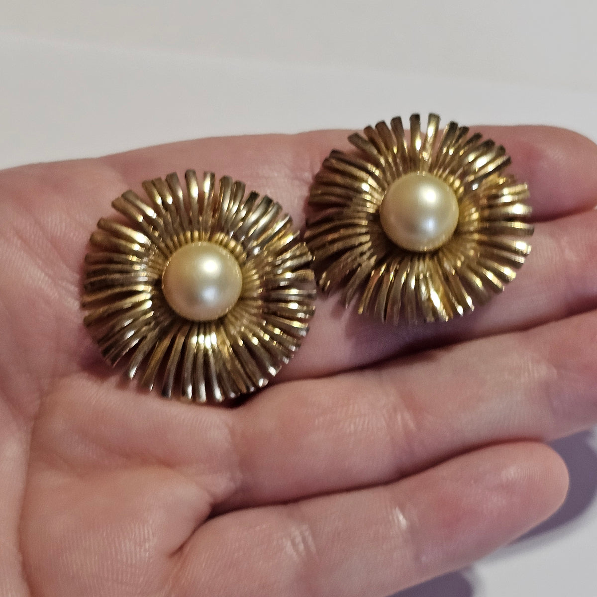 Gold-tone Faux Pearl Starburst Round Flower Earrings Clip-on Vintage