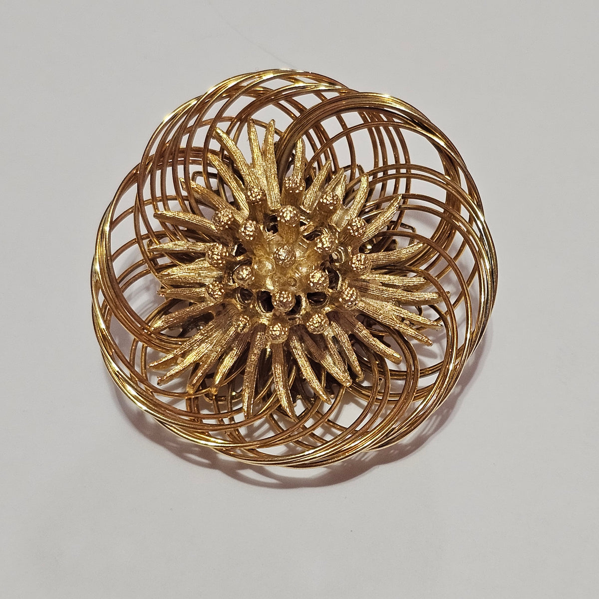 Florenza 3D Round Flower Blossom Brooch Vintage Pin Gold Tone Wire Wrap Classic