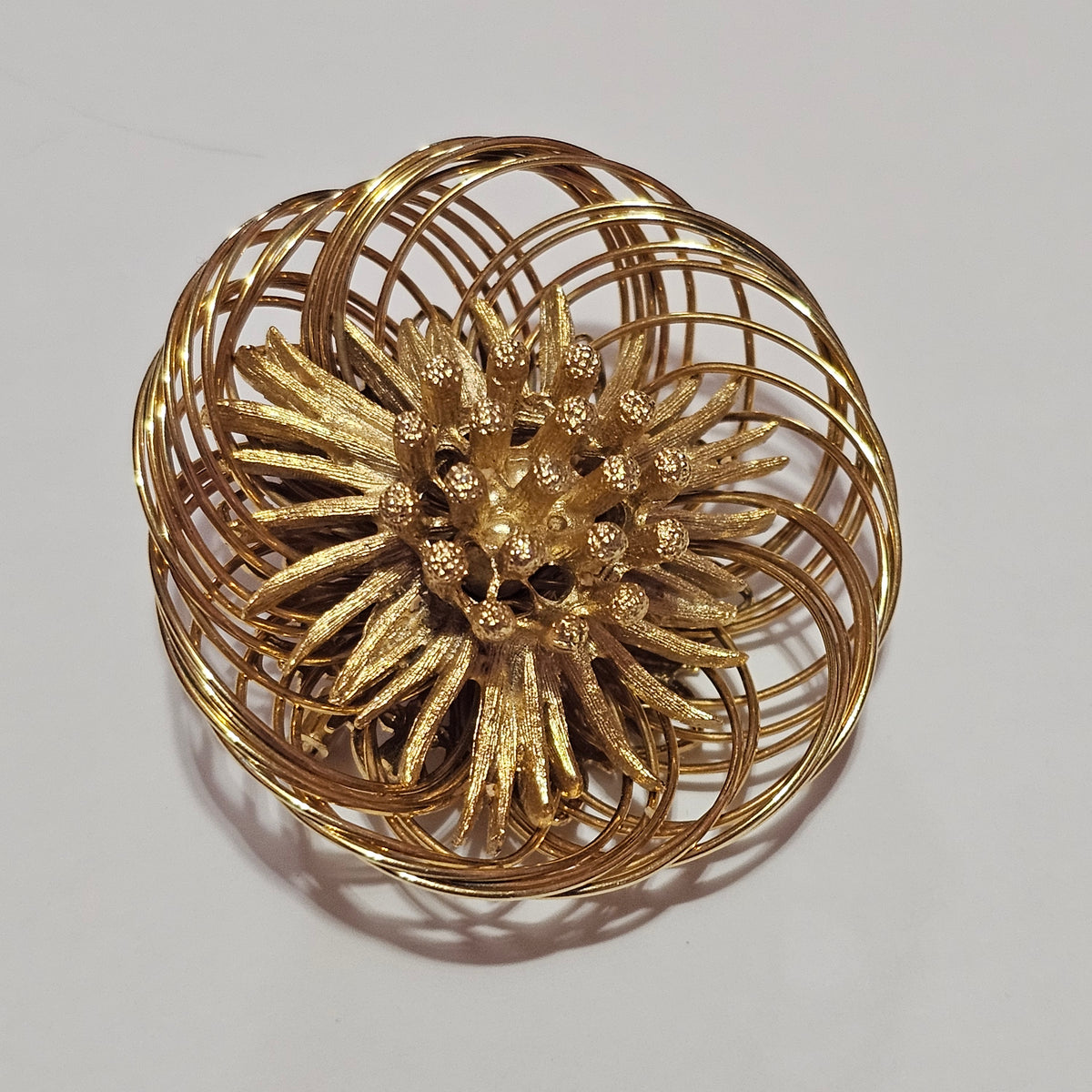 Florenza 3D Round Flower Blossom Brooch Vintage Pin Gold Tone Wire Wrap Classic