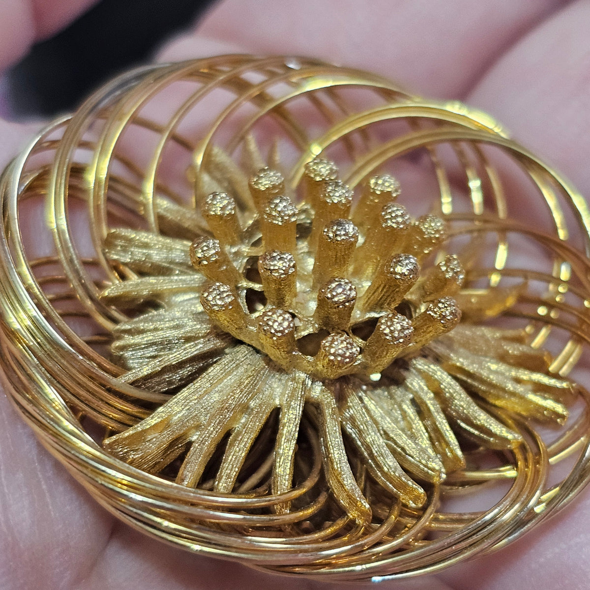Florenza 3D Round Flower Blossom Brooch Vintage Pin Gold Tone Wire Wrap Classic