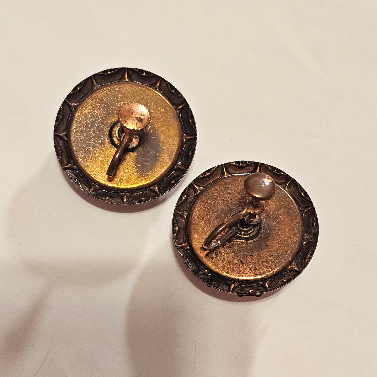 Vintage Round Copper Pink Confetti Lucite Cabochon Screw Back Earrings MCM