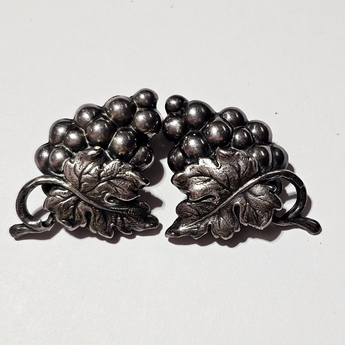 Napier Danish Leaf Grape Cluster Silver Plated Vintage Clip-on Earrings