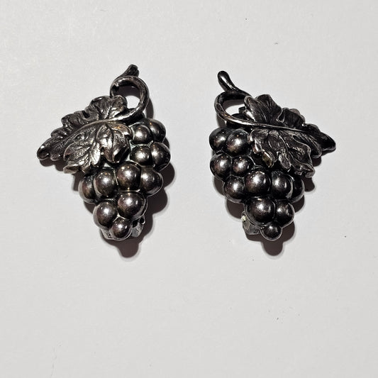 Napier Danish Leaf Grape Cluster Silver Plated Vintage Clip-on Earrings