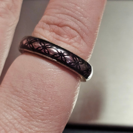 (727) Vintage Silver Patina Floral Etched Band Ring Size 8 Unique Design Pandora