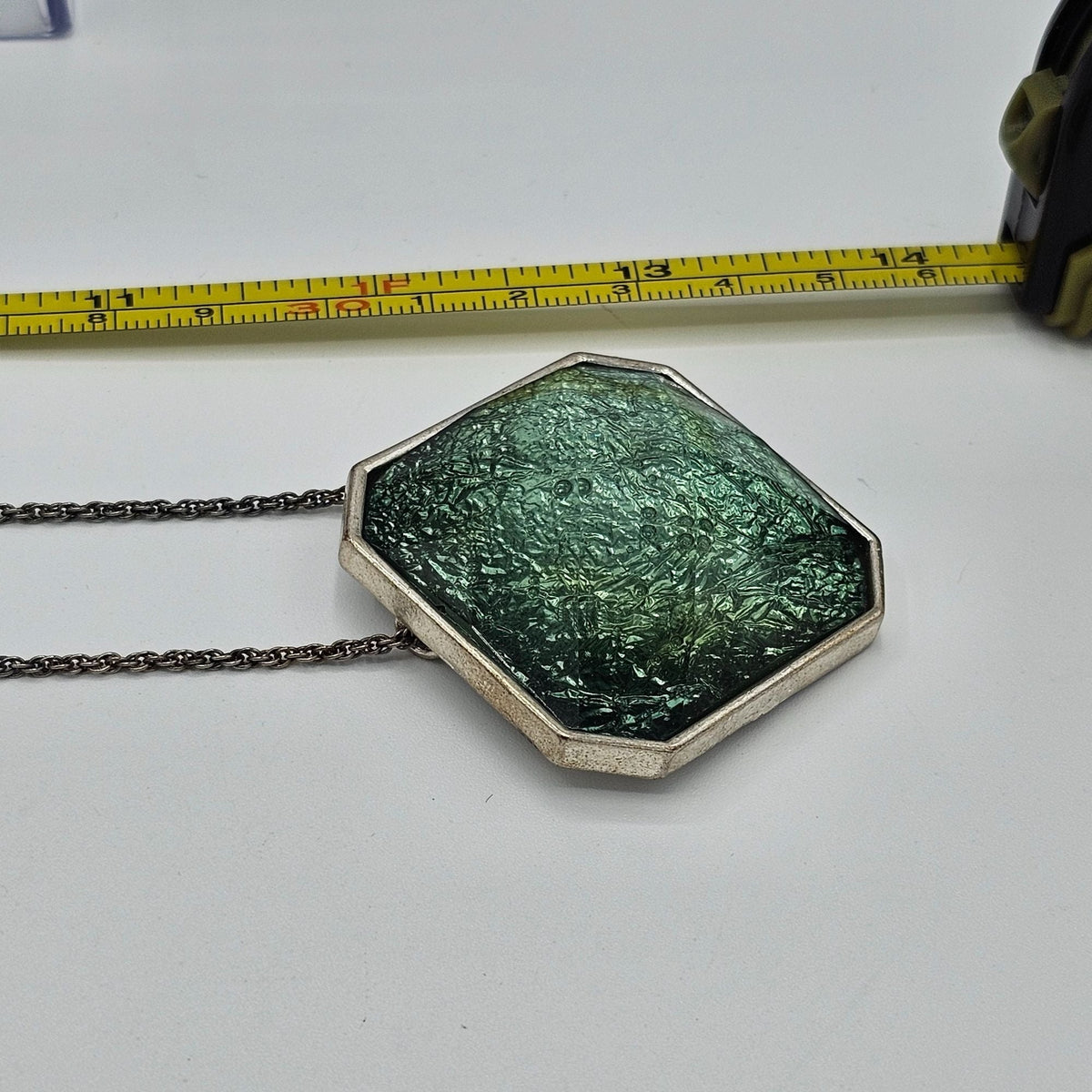 (135) Neat Green Resin Pendant Silver-tone Necklace