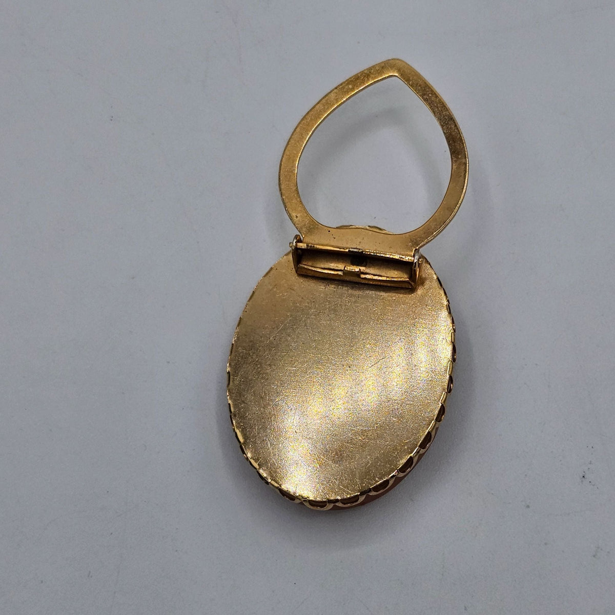 Vintage Carved Cameo Victorian Style Gold-Tone Scallopped Edge Frame Scarf Clip