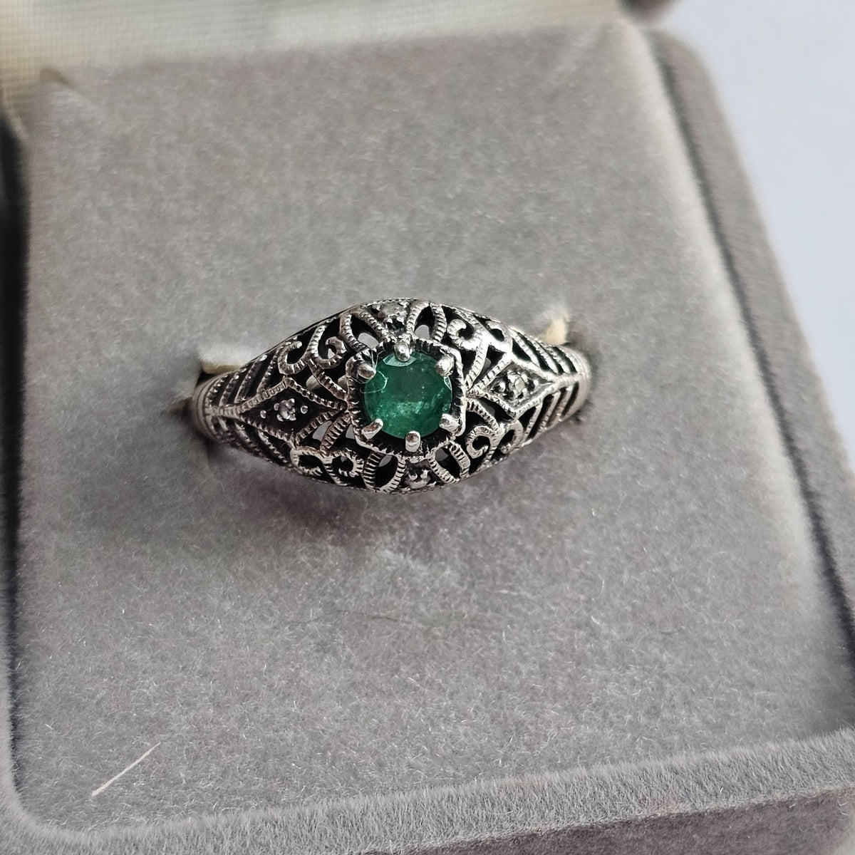 Antique-Style 925 Filigree Sz 8.5 Ring Emerald Green Stone Intricate Tiny Diamond