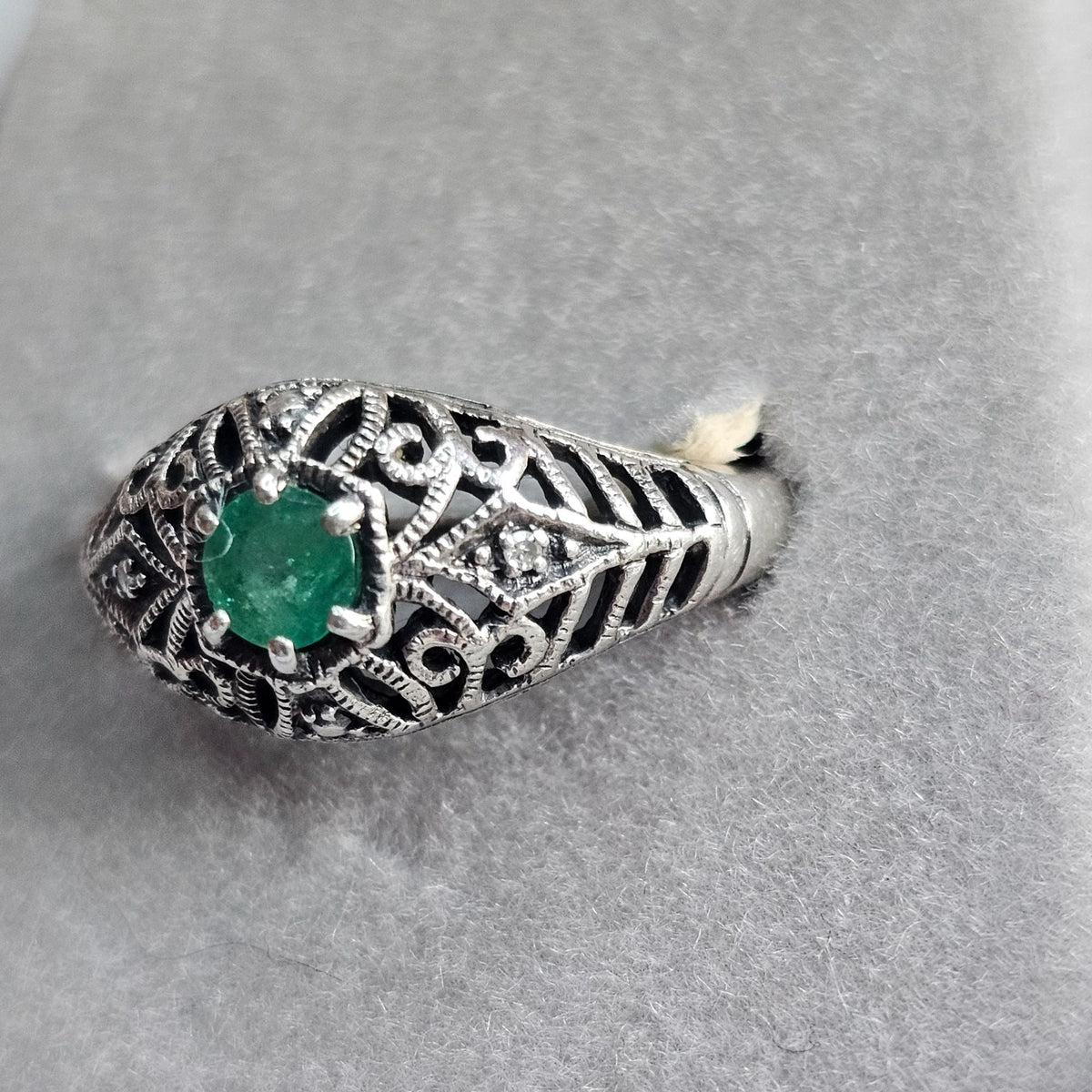 Antique-Style 925 Filigree Sz 8.5 Ring Emerald Green Stone Intricate Tiny Diamond