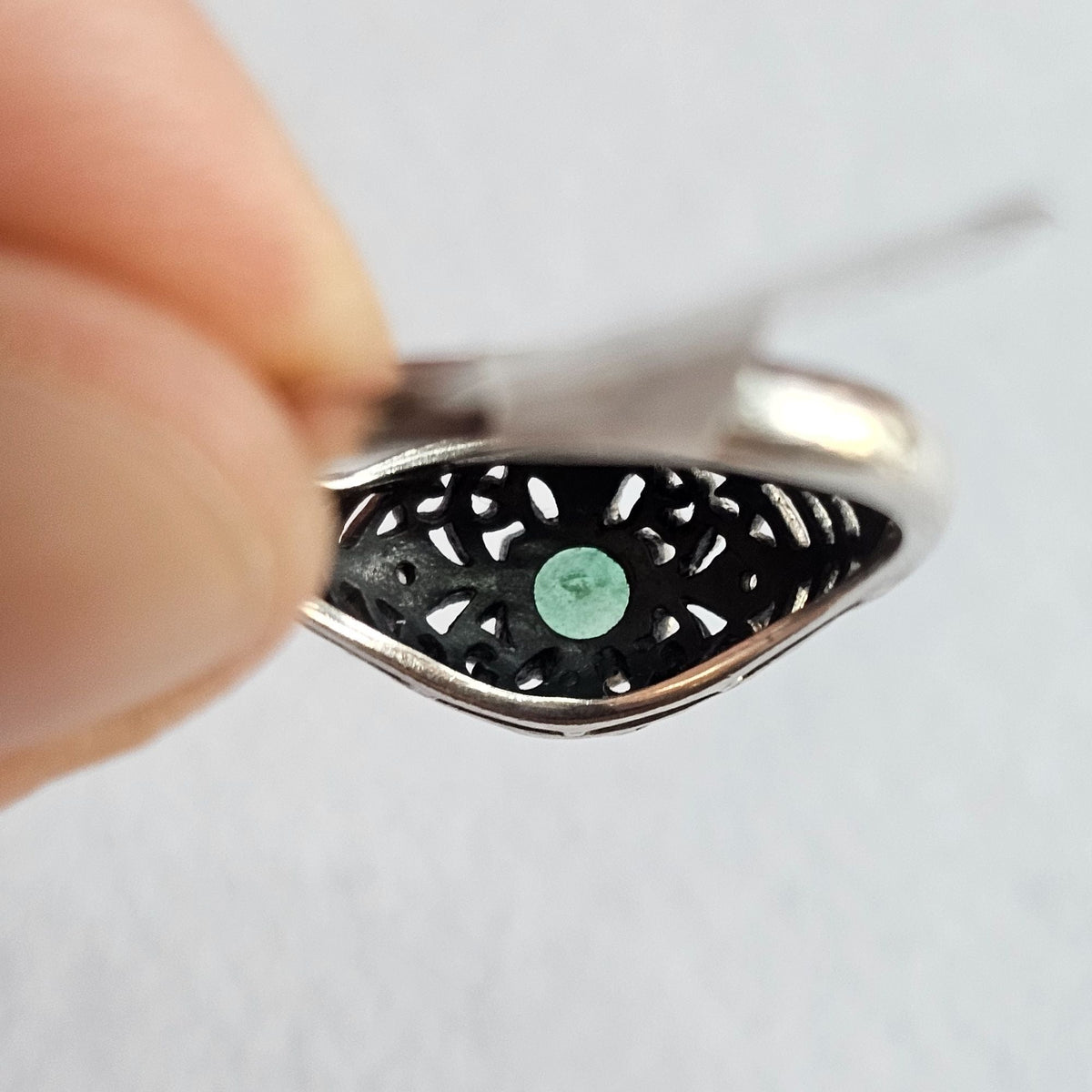 Antique-Style 925 Filigree Sz 8.5 Ring Emerald Green Stone Intricate Tiny Diamond