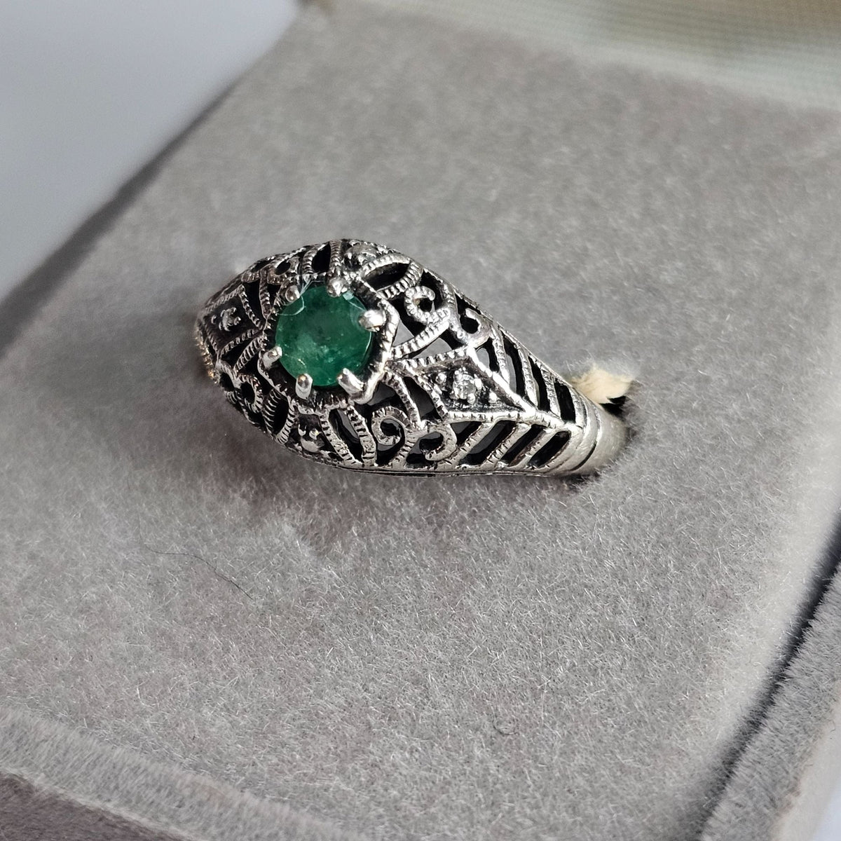 Antique-Style 925 Filigree Sz 8.5 Ring Emerald Green Stone Intricate Tiny Diamond
