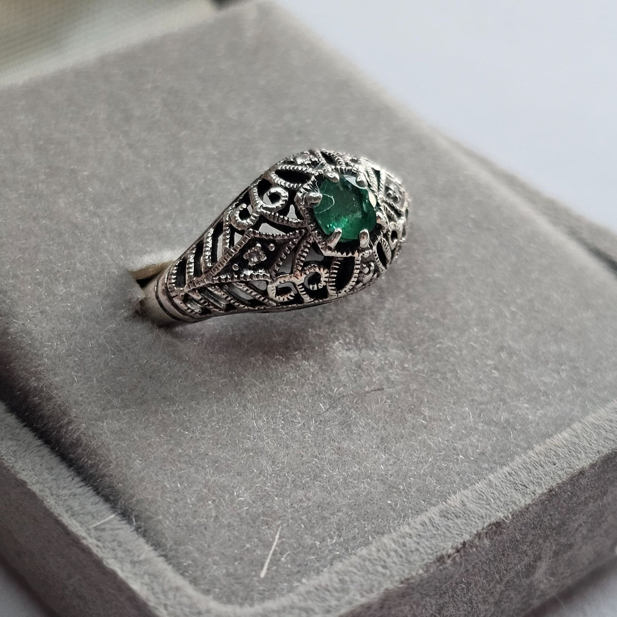 Antique-Style 925 Filigree Sz 8.5 Ring Emerald Green Stone Intricate Tiny Diamond