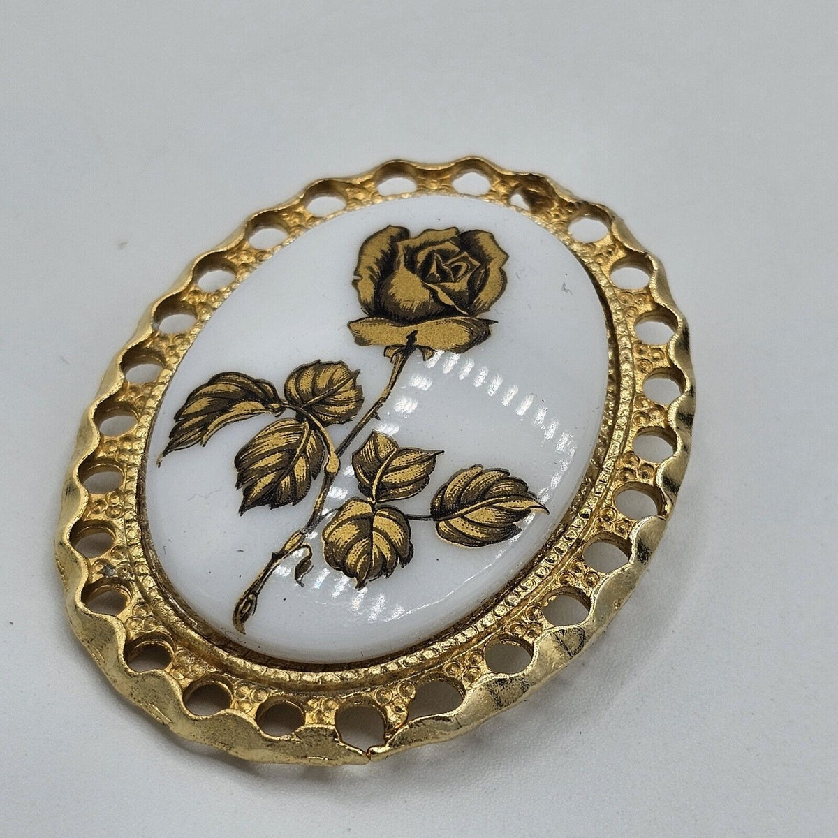 (690) Vintage Gold Tone Oval Metallic Rose White Cameo Costume Brooch Pendant