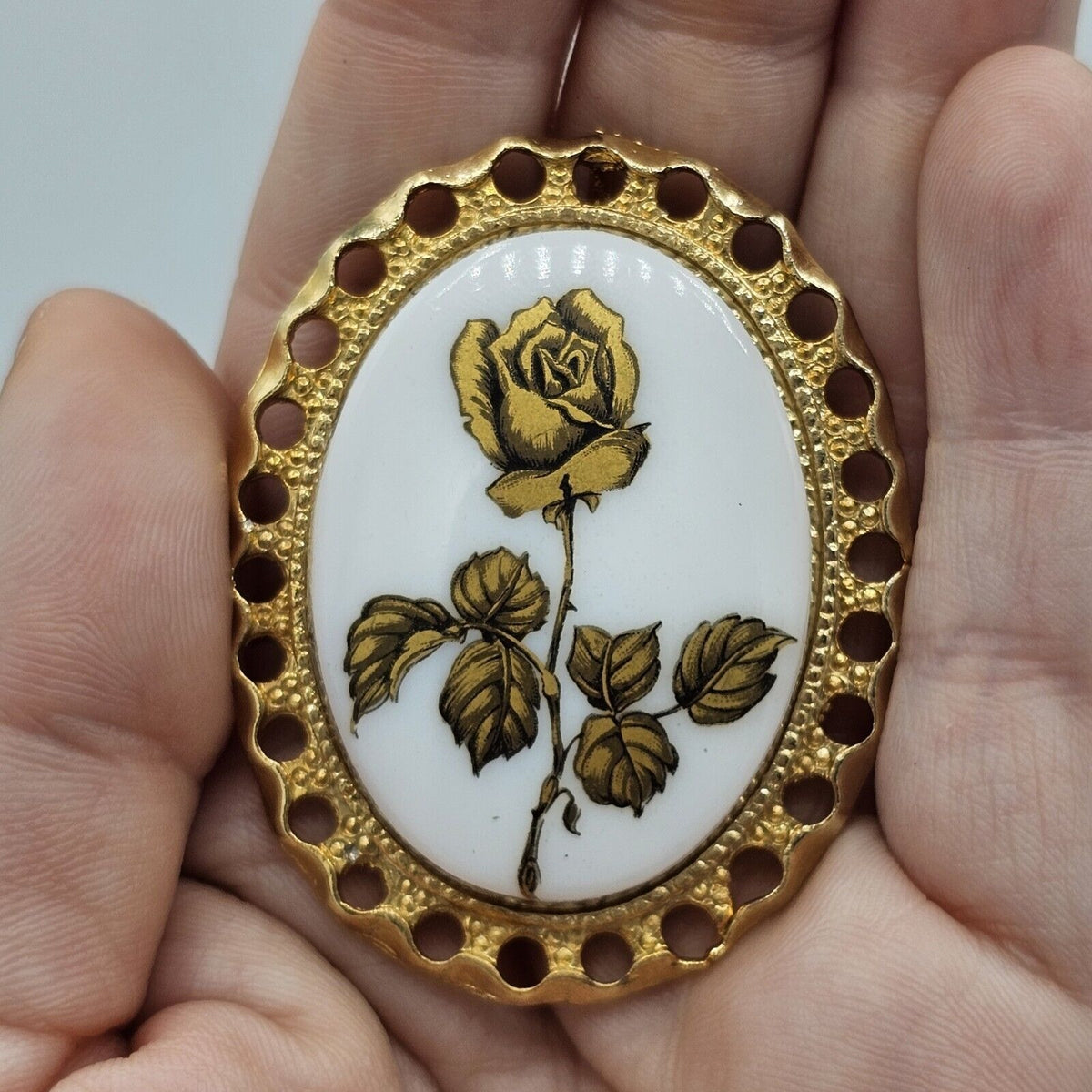 (690) Vintage Gold Tone Oval Metallic Rose White Cameo Costume Brooch Pendant