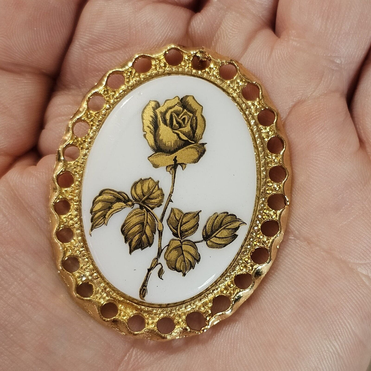 (690) Vintage Gold Tone Oval Metallic Rose White Cameo Costume Brooch Pendant