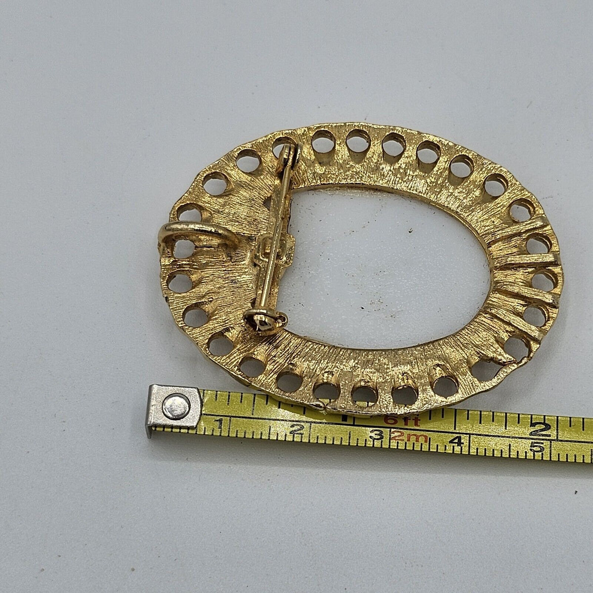 (690) Vintage Gold Tone Oval Metallic Rose White Cameo Costume Brooch Pendant