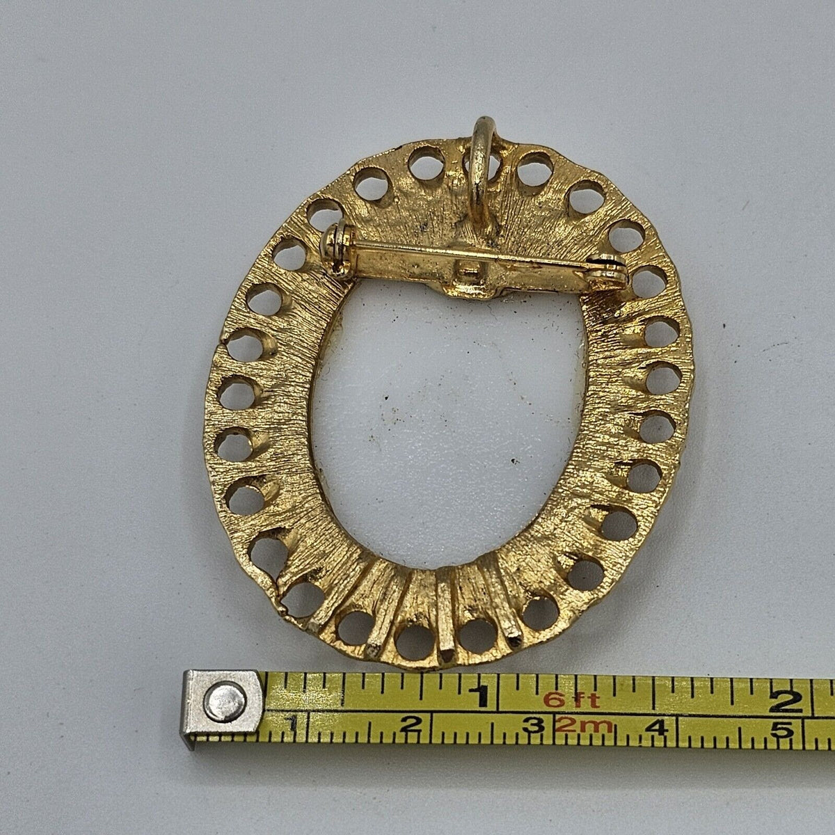 (690) Vintage Gold Tone Oval Metallic Rose White Cameo Costume Brooch Pendant