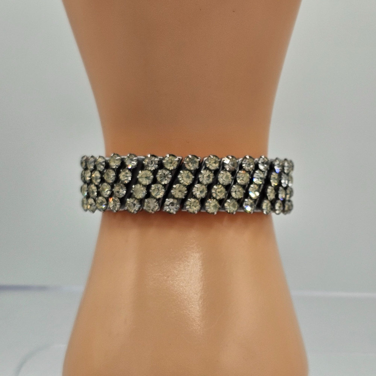 (123) Signed Japan Rhinestone Stretch Expansion Bracelet Vintage