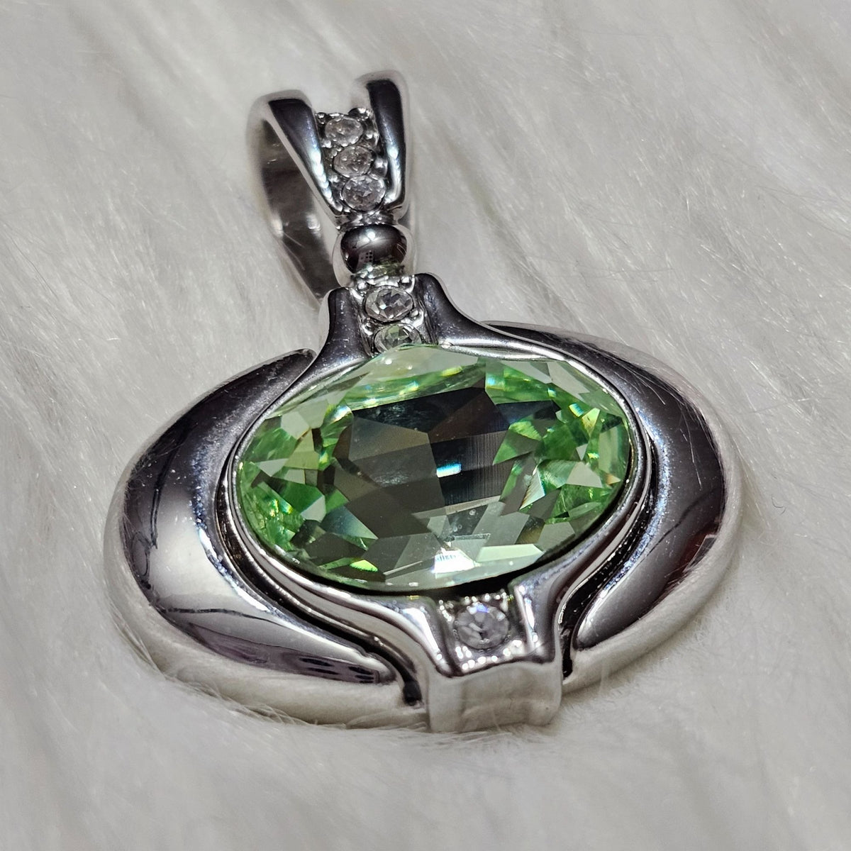 (435) William Wang Silver-tone Signed Pendant Green Oval Faceted Glass Crystal Accents