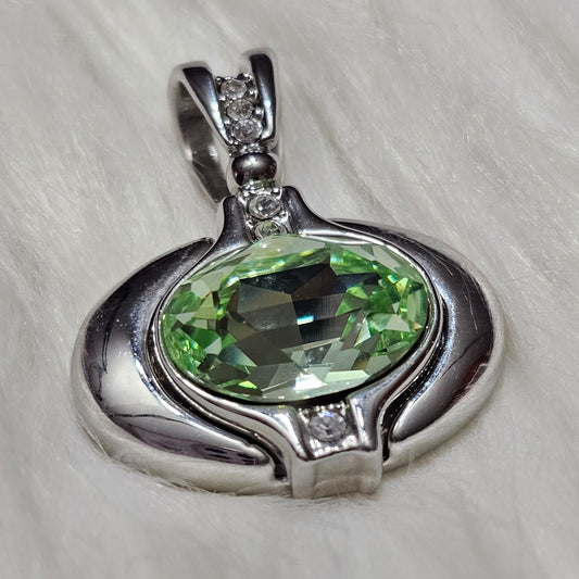 (435) William Wang Silver-tone Signed Pendant Green Oval Faceted Glass Crystal Accents