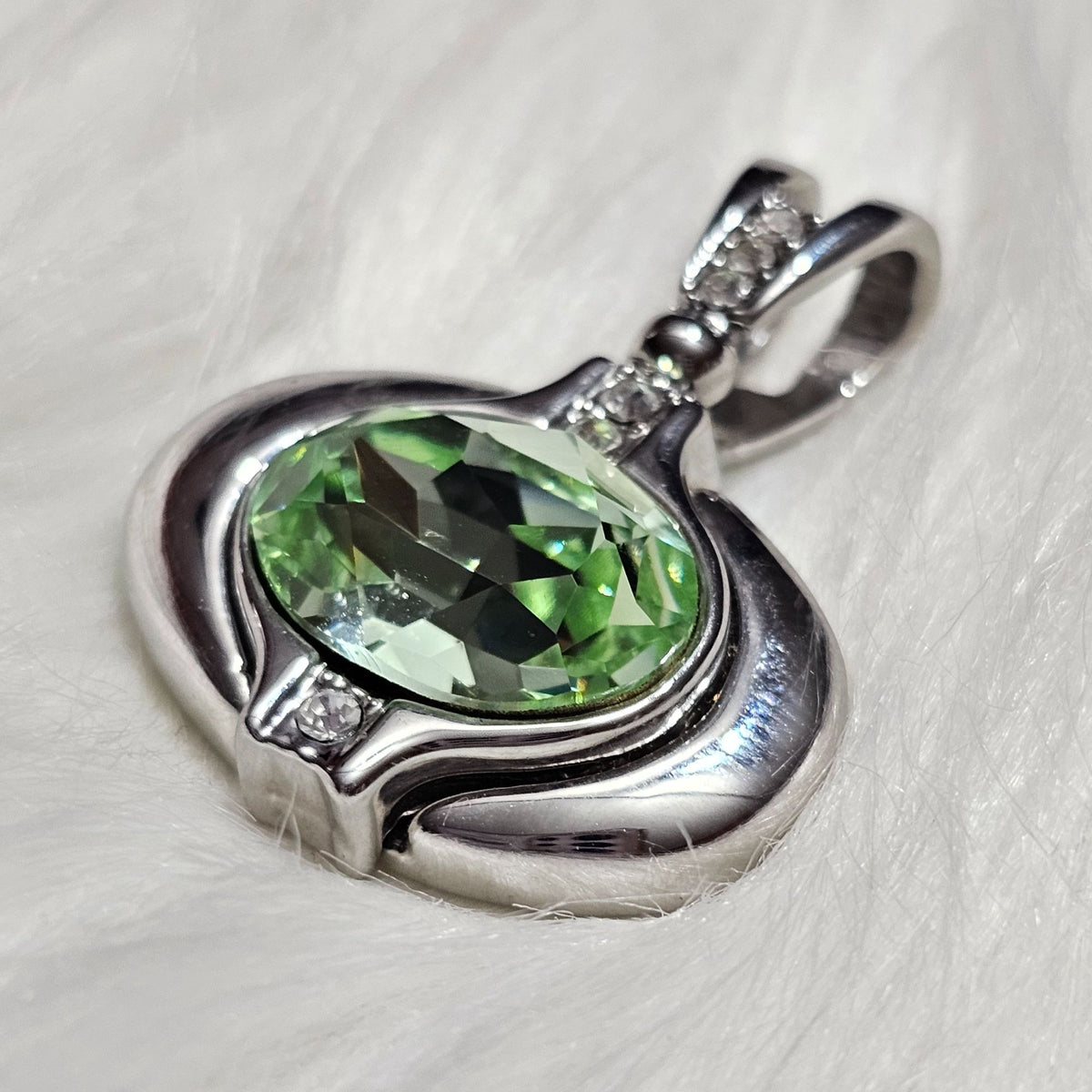 (435) William Wang Silver-tone Signed Pendant Green Oval Faceted Glass Crystal Accents