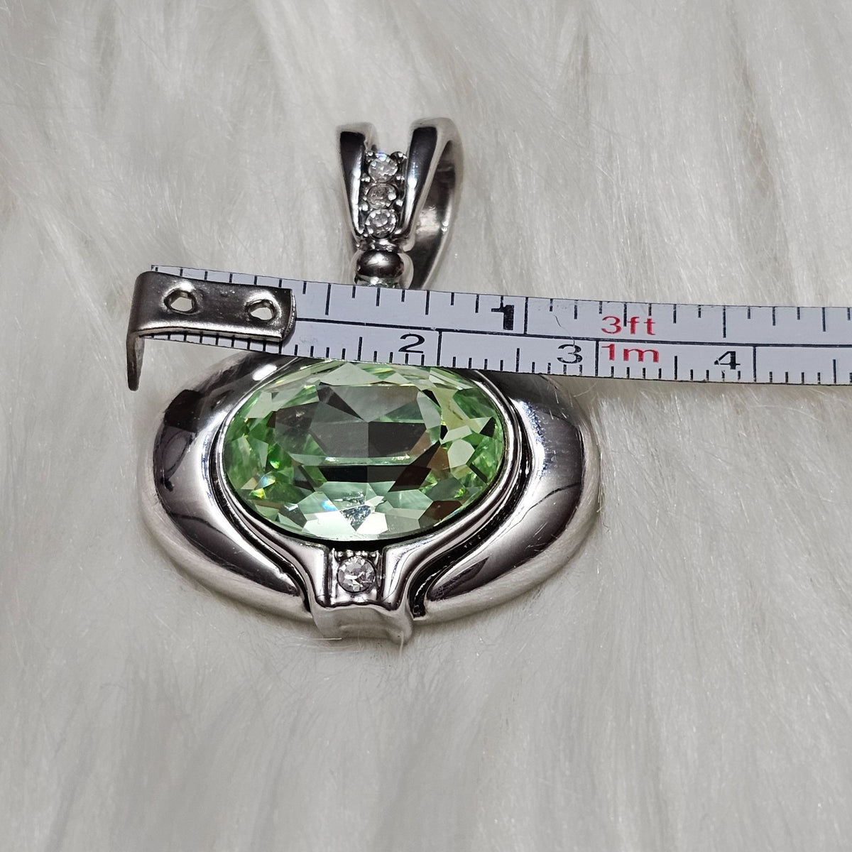 (435) William Wang Silver-tone Signed Pendant Green Oval Faceted Glass Crystal Accents