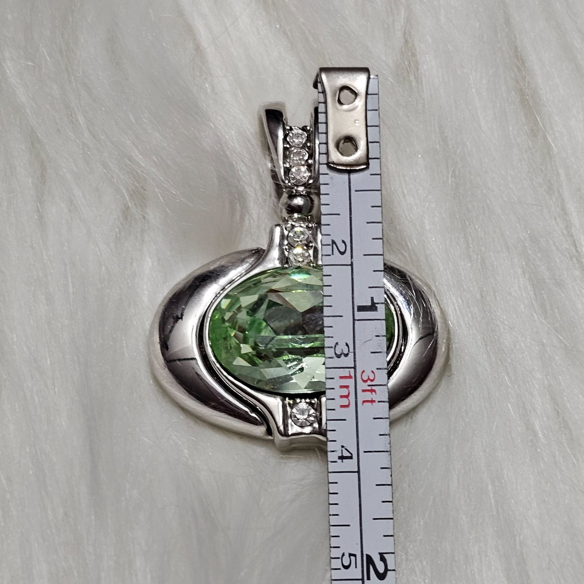 (435) William Wang Silver-tone Signed Pendant Green Oval Faceted Glass Crystal Accents