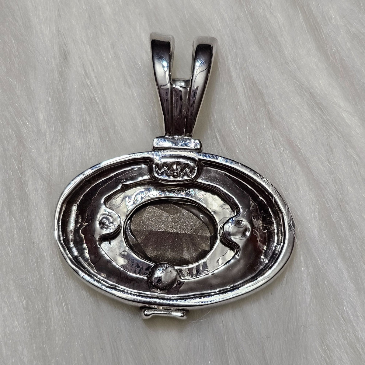 (435) William Wang Silver-tone Signed Pendant Green Oval Faceted Glass Crystal Accents