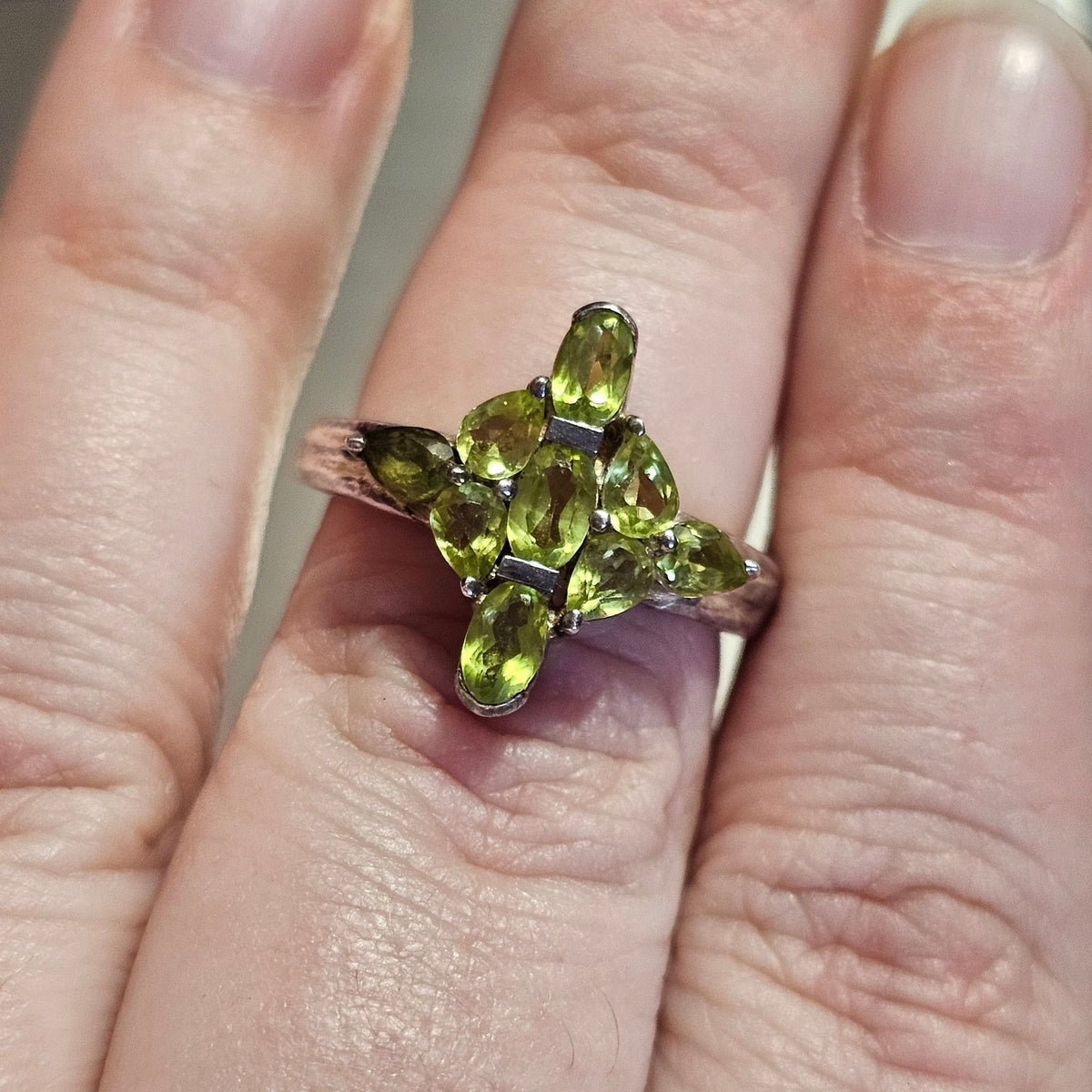 (731) Sterling Silver Green Peridot Gemstone Ring Size 7 Elegant Cluster Design