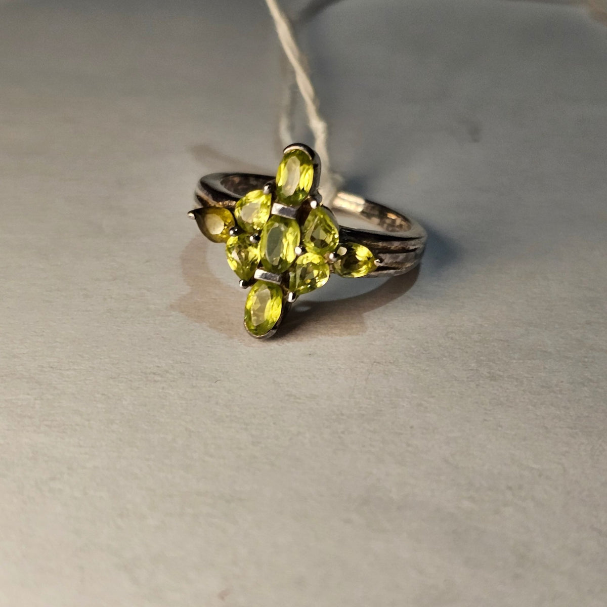 (731) Sterling Silver Green Peridot Gemstone Ring Size 7 Elegant Cluster Design
