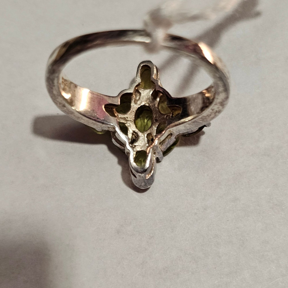 (731) Sterling Silver Green Peridot Gemstone Ring Size 7 Elegant Cluster Design