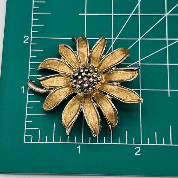 Very Pretty Brushed Gold Enamel Metal Flower Brooch
