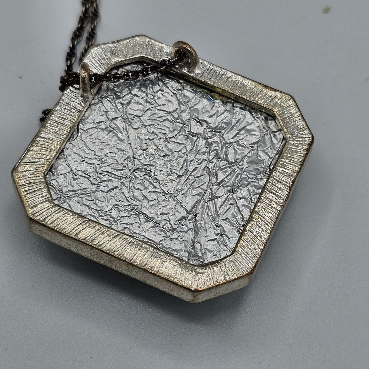 (135) Neat Green Resin Pendant Silver-tone Necklace