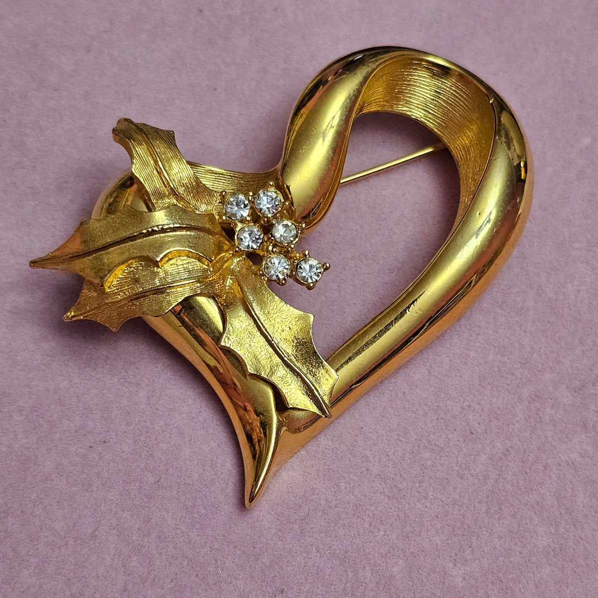 (733) Unsigned Designer Style Beauty Holly Heart Gold-Tone Vintage Brooch
