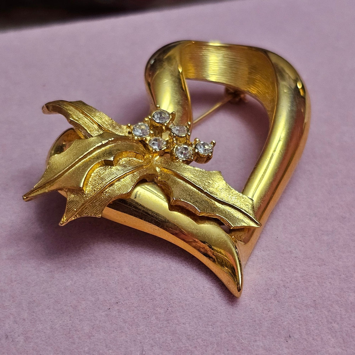 (733) Unsigned Designer Style Beauty Holly Heart Gold-Tone Vintage Brooch