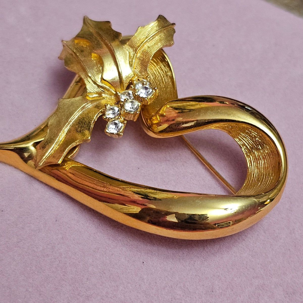 (733) Unsigned Designer Style Beauty Holly Heart Gold-Tone Vintage Brooch