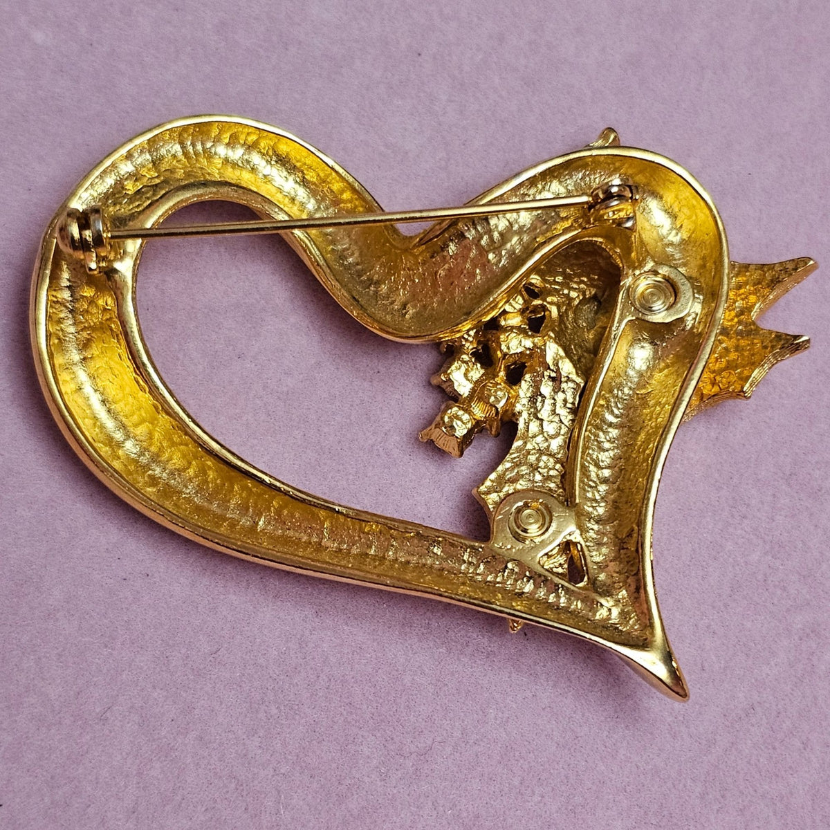 (733) Unsigned Designer Style Beauty Holly Heart Gold-Tone Vintage Brooch