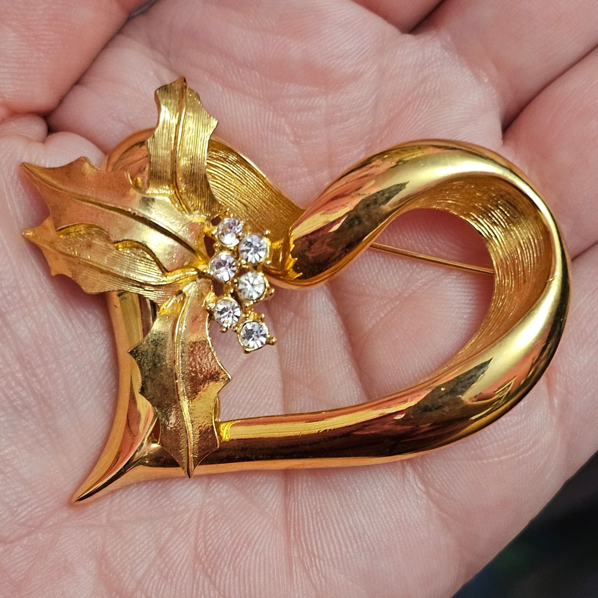 (733) Unsigned Designer Style Beauty Holly Heart Gold-Tone Vintage Brooch