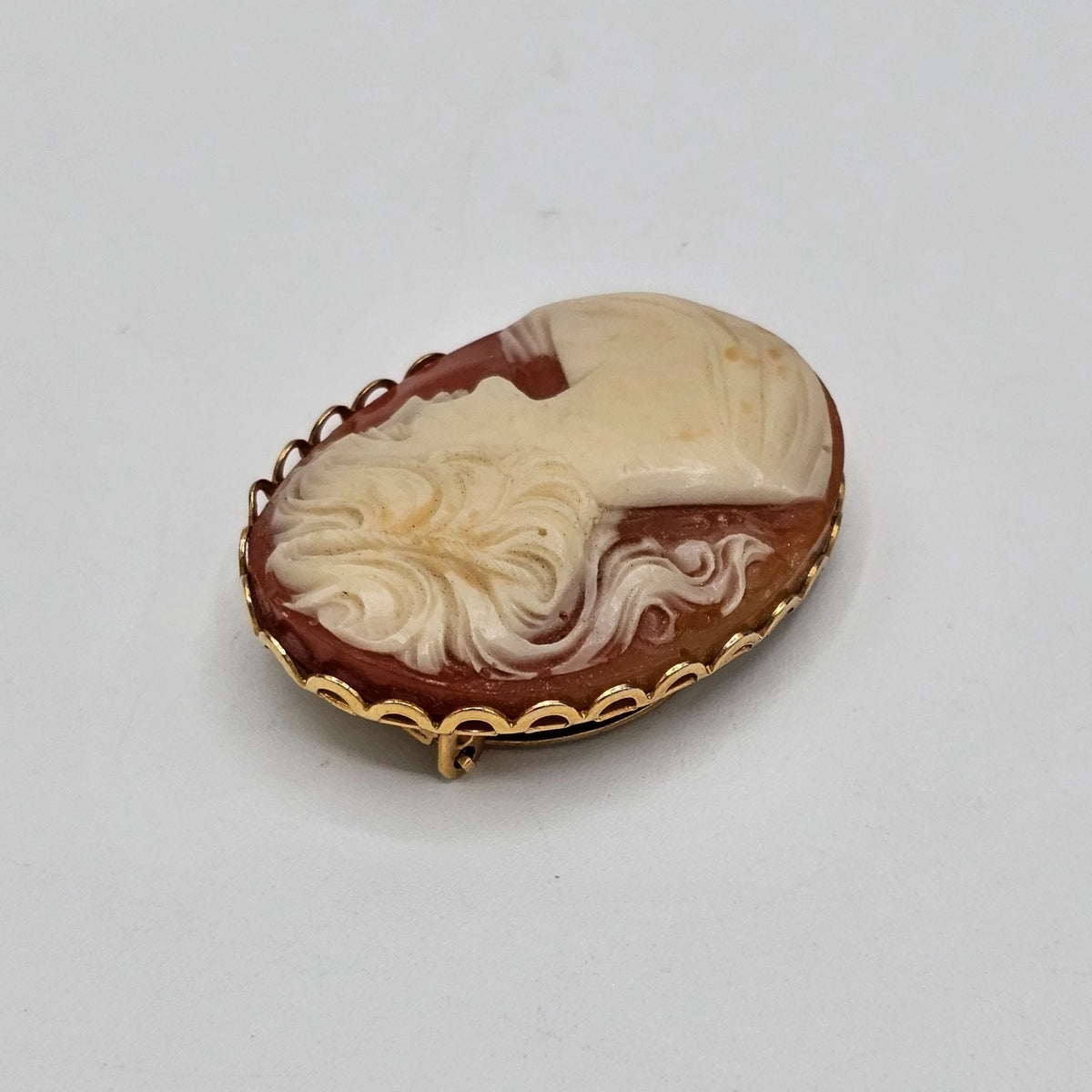 Vintage Carved Cameo Victorian Style Gold-Tone Scallopped Edge Frame Scarf Clip