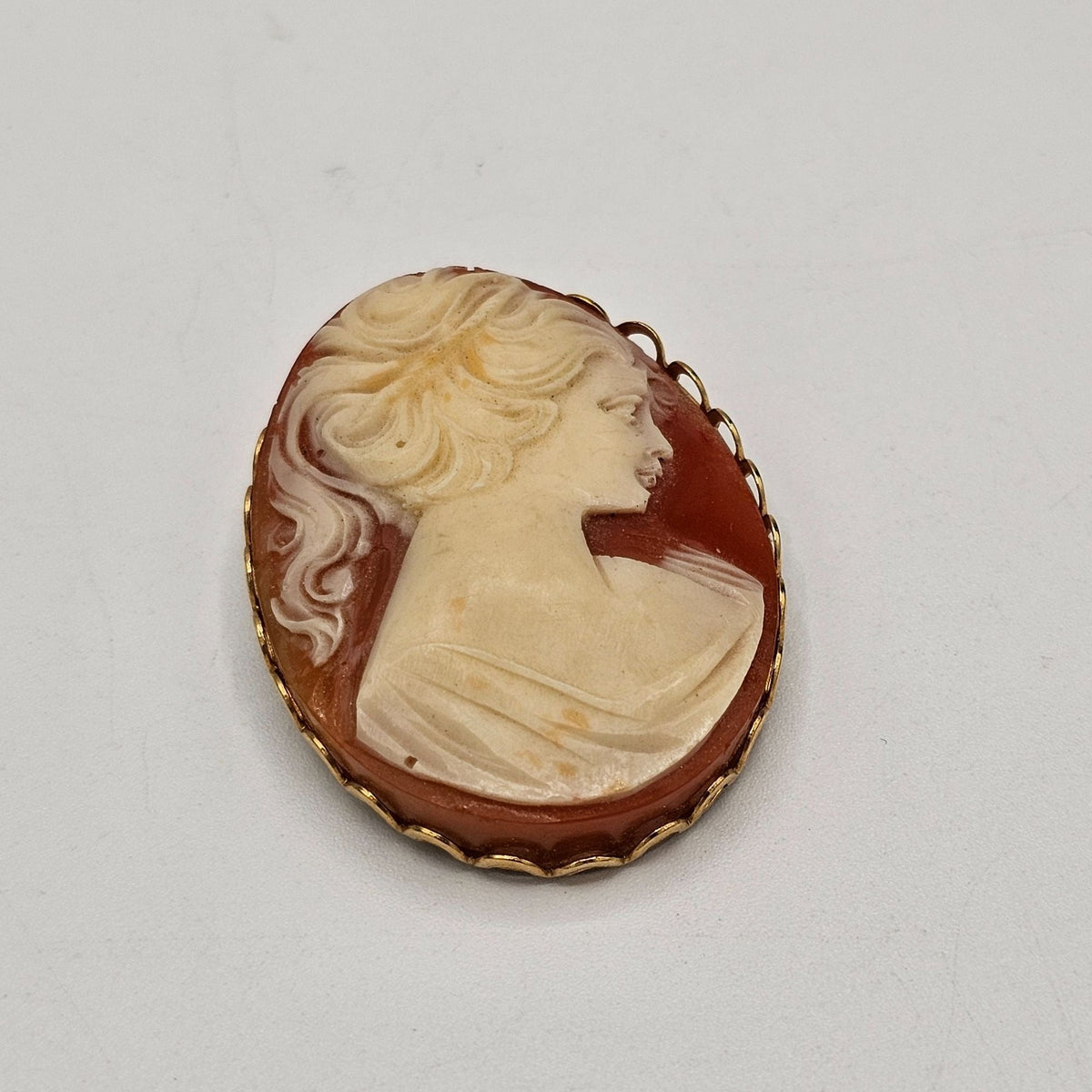 Vintage Carved Cameo Victorian Style Gold-Tone Scallopped Edge Frame Scarf Clip