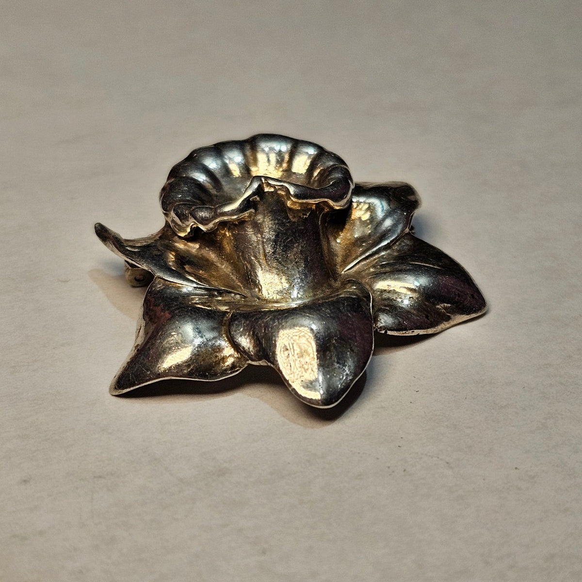 (706) Sterling Silver Vintage Day Lily Flower Brooch Patina Floral Design