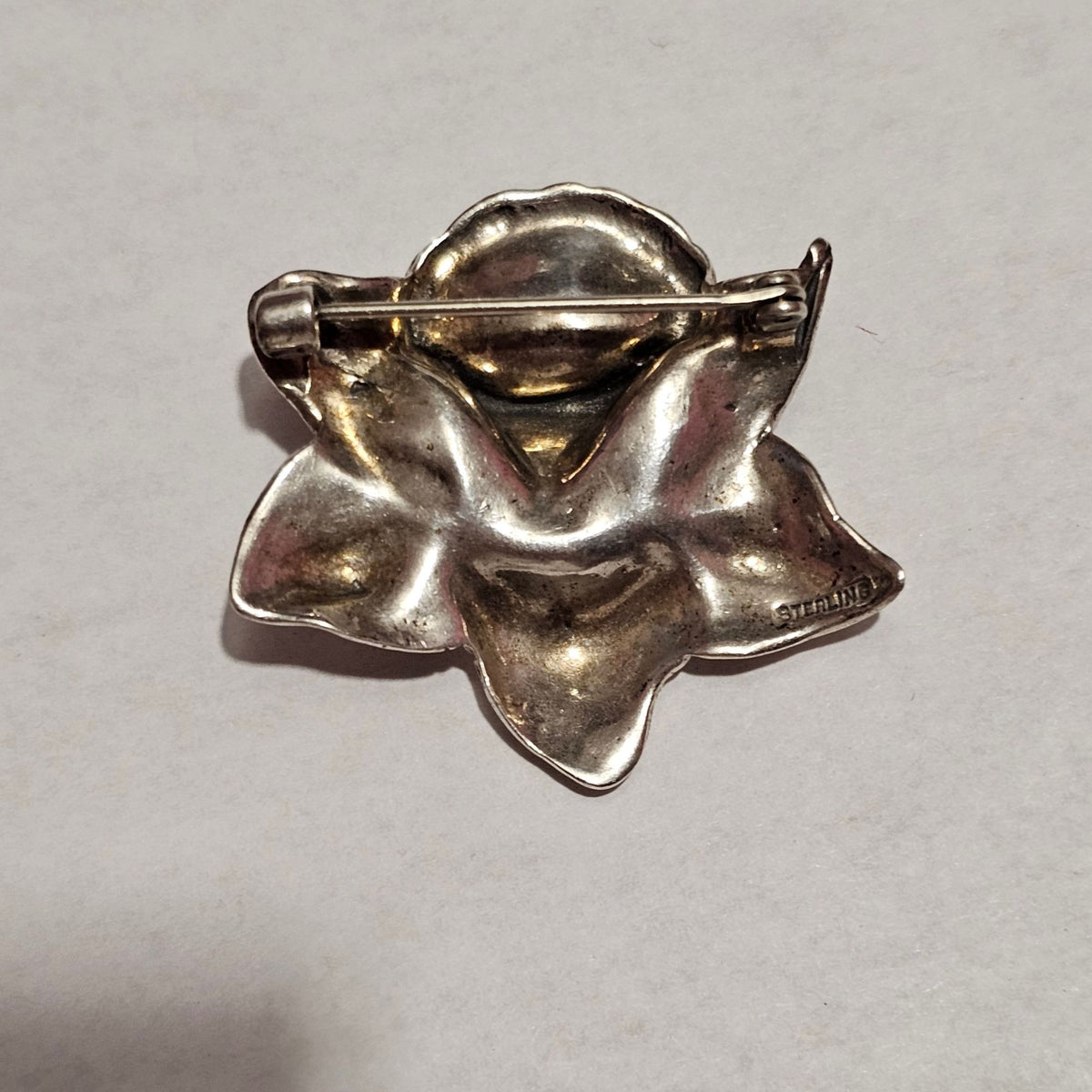 (706) Sterling Silver Vintage Day Lily Flower Brooch Patina Floral Design
