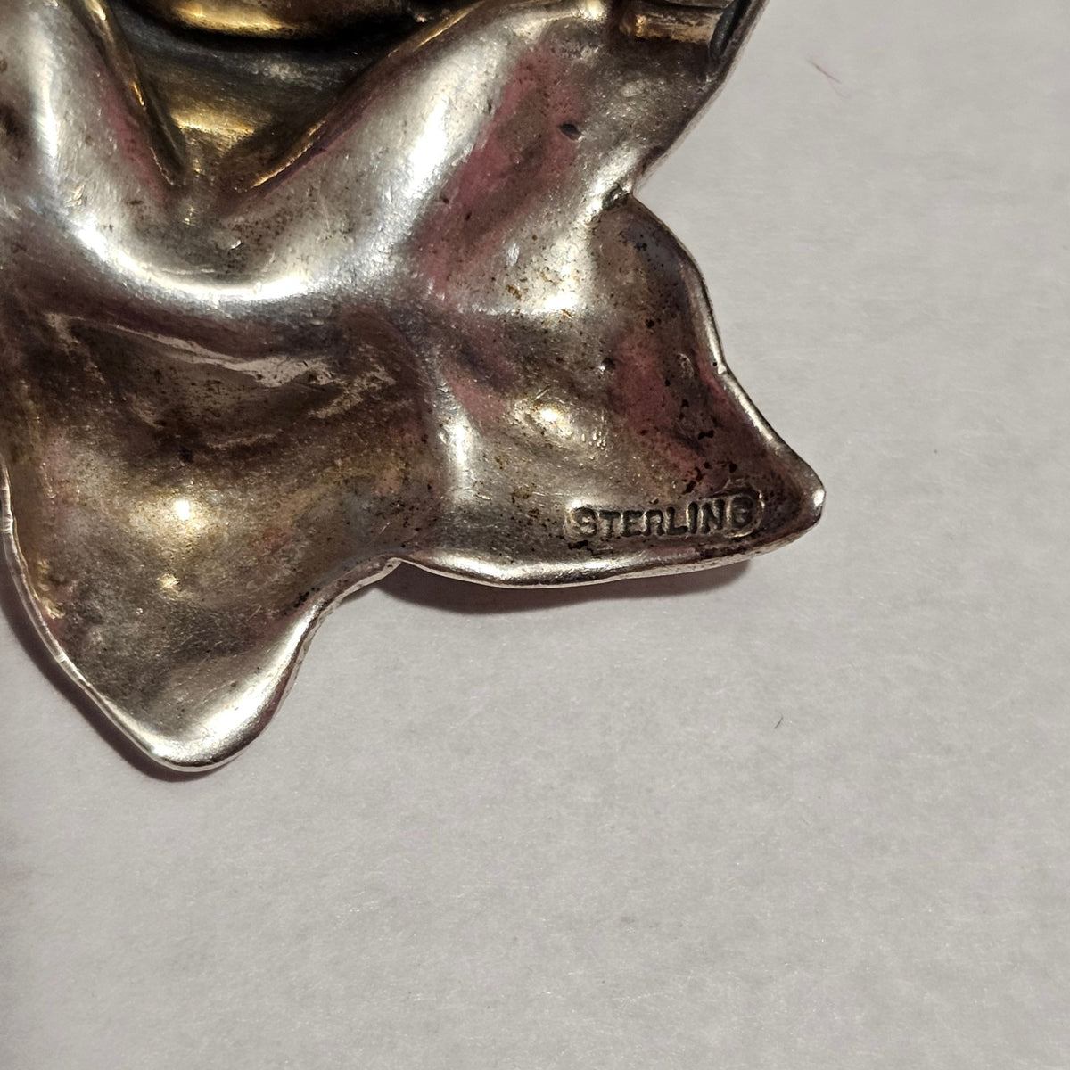 (706) Sterling Silver Vintage Day Lily Flower Brooch Patina Floral Design