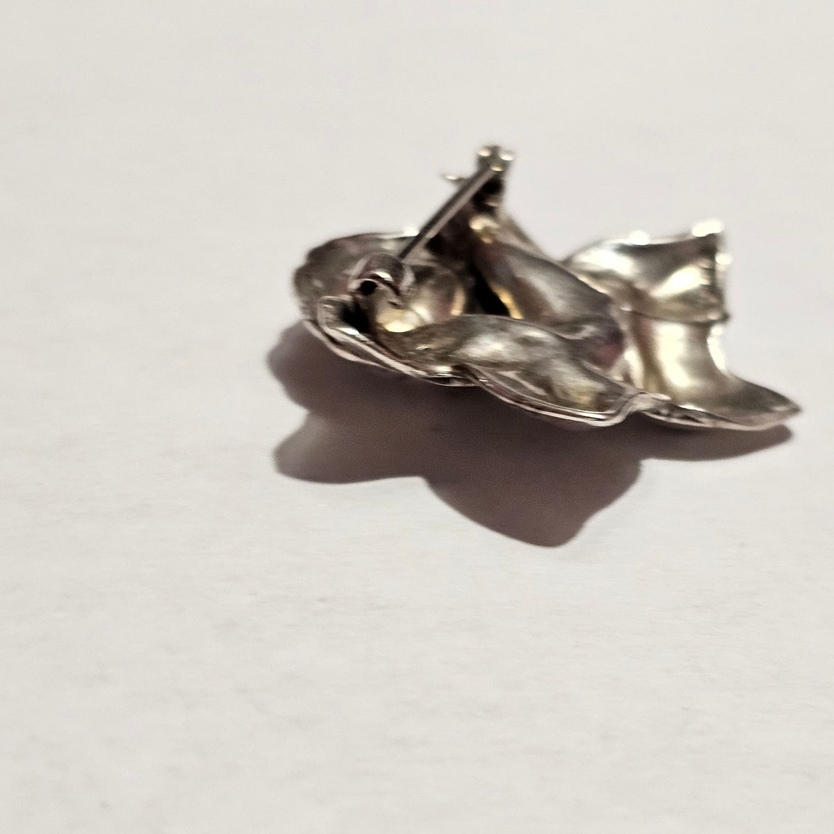 (706) Sterling Silver Vintage Day Lily Flower Brooch Patina Floral Design