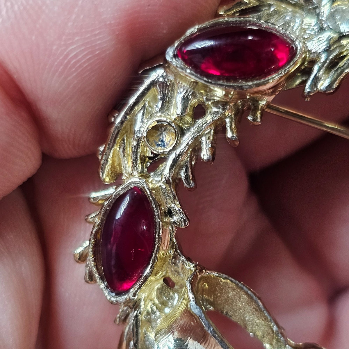 Vintage Tancer Gold-tone Wreath Brooch Pin Ruby Red Clear Stones MISSING1