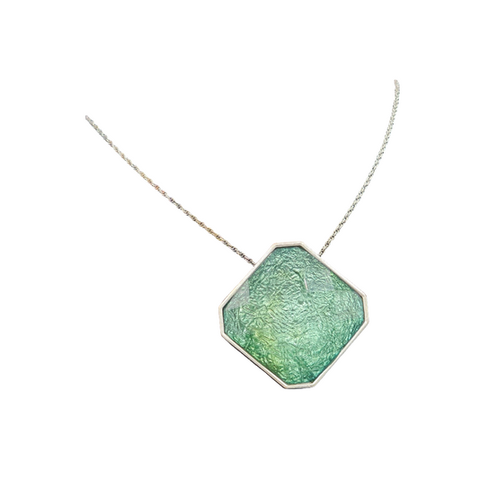 (135) Neat Green Resin Pendant Silver-tone Necklace