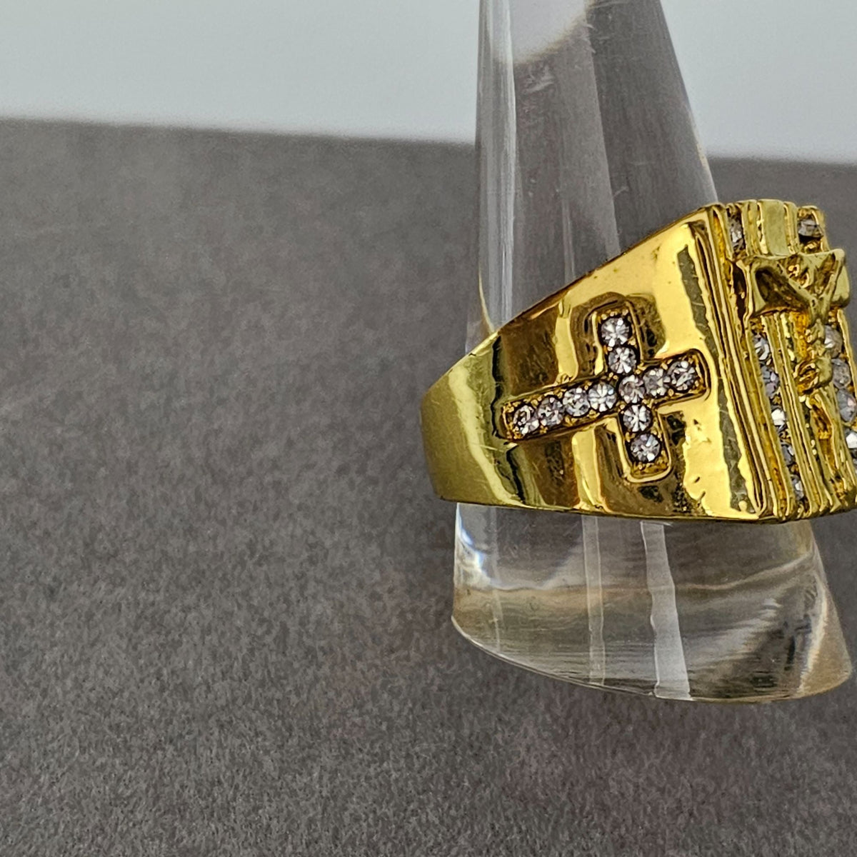 (158) Gold-tone Men's Crucifix Cross Rhinestone Fashion Ring Size 11