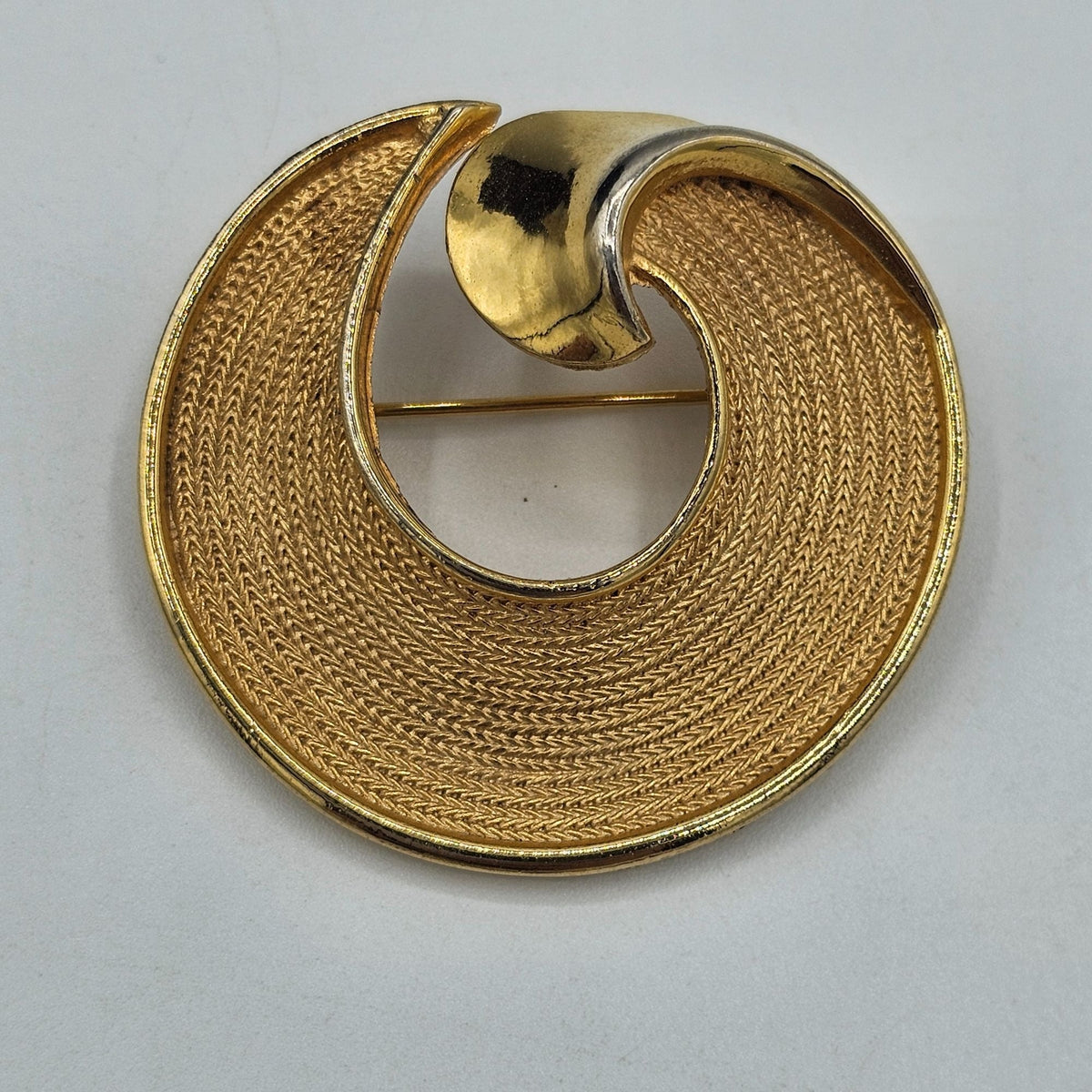 Vintage BSK Gold Tone Textured Swirl Round Brooch Clip-On Earrings Demi Parure